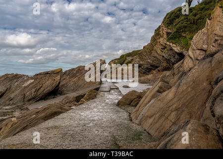 Un giorno nuvoloso sul canale di Bristol costa nella Combe Martin, North Devon, Inghilterra, Regno Unito Foto Stock