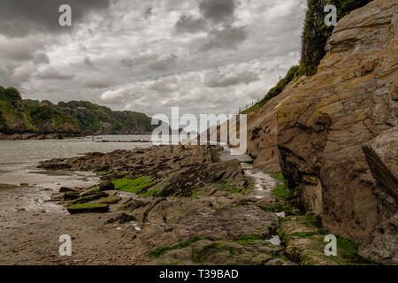 Un giorno nuvoloso sul canale di Bristol costa nella Combe Martin, North Devon, Inghilterra, Regno Unito Foto Stock