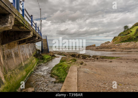 Un giorno nuvoloso sul canale di Bristol costa nella Combe Martin, North Devon, Inghilterra, Regno Unito Foto Stock