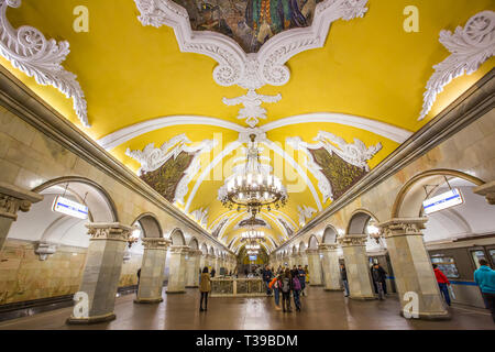 Mosca, Russia - 1 maggio: Komsomolskaya Stazione della Metropolitana il 1 maggio 2015 a Mosca. È sulla linea Koltsevaya, tra Prospekt Mira e stazione Kurskaya Foto Stock