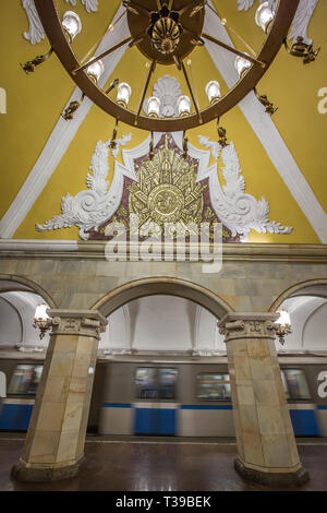 Mosca, Russia - 1 maggio: Komsomolskaya Stazione della Metropolitana il 1 maggio 2015 a Mosca. È sulla linea Koltsevaya, tra Prospekt Mira e stazione Kurskaya Foto Stock