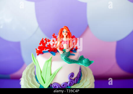 Mermaid torta a tema con colorati glitter code, i serbatoi e le creature marine topper per bambini e teen la novità, compleanni e feste di partito. Foto Stock