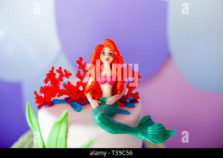 Mermaid torta a tema con colorati glitter code, i serbatoi e le creature marine topper per bambini e teen la novità, compleanni e feste di partito. Foto Stock