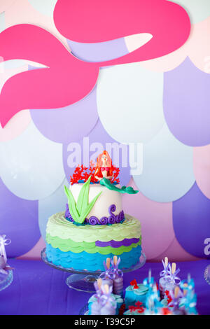 Mermaid torta a tema con colorati glitter code, i serbatoi e le creature marine topper per bambini e teen la novità, compleanni e feste di partito. Foto Stock