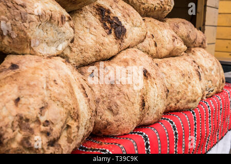 Rumeno tradizionale pane al mercato in stallo Foto Stock