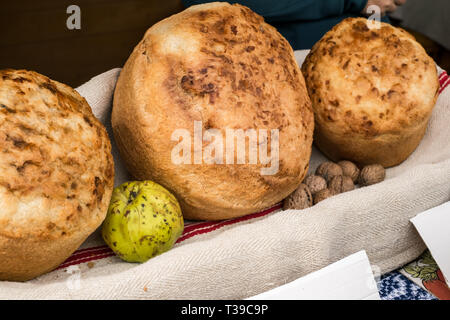 Rumeno tradizionale pane al mercato in stallo Foto Stock