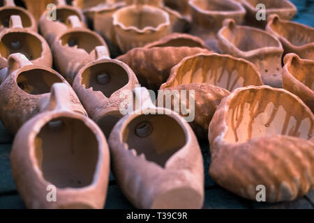 Rumeno tradizionale vuoto vasi di argilla al mercato Foto Stock