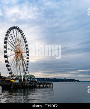 Seattle, Washington - 2018-11-25 - Seattle ruota panoramica foto scattata dal lungomare Foto Stock