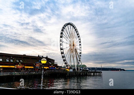 Seattle, Washington - 2018-11-25 - Seattle ruota panoramica Ferris con i minatori la terra sul lato foto scattata dal lungomare Foto Stock