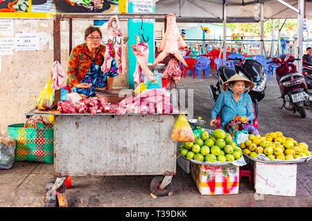 Phu Quoc Island, Vietnam - 26 Febbraio 2018: Street donna fornitori vendono carne sul tradizionale mercato alimentare Foto Stock