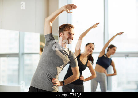 In generale la classe di yoga per le donne e gli uomini Foto Stock