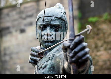 Appena riparato Robin Hood statua, dal castello nel centro citta' di Nottingham, Nottinghamshire REGNO UNITO Inghilterra Foto Stock