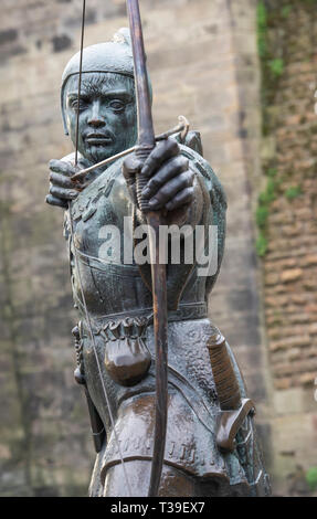 Appena riparato Robin Hood statua, dal castello nel centro citta' di Nottingham, Nottinghamshire REGNO UNITO Inghilterra Foto Stock