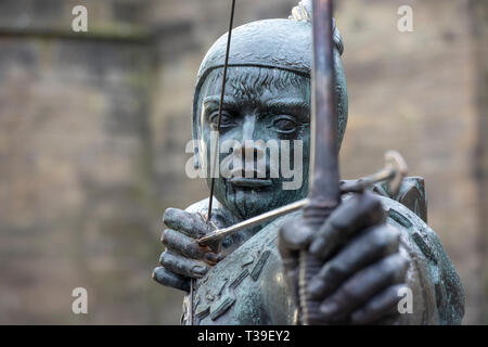 Appena riparato Robin Hood statua, dal castello nel centro citta' di Nottingham, Nottinghamshire REGNO UNITO Inghilterra Foto Stock