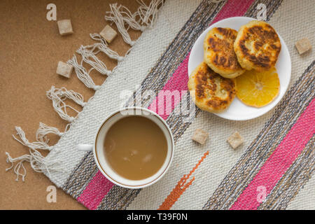 La cheesecake con una tazza di caffè. Lay piatto. La vista dall'alto. La prima colazione. Foto Stock