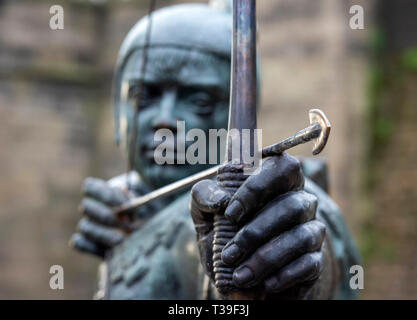 Appena riparato Robin Hood statua, dal castello nel centro citta' di Nottingham, Nottinghamshire REGNO UNITO Inghilterra Foto Stock