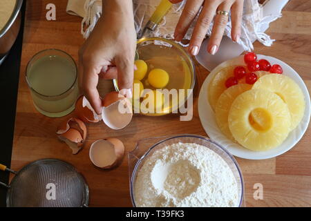 Torta tradizionale fatta in casa all'ananas. Donna che fa crostata di ananas. Direttamente sopra. Foto Stock
