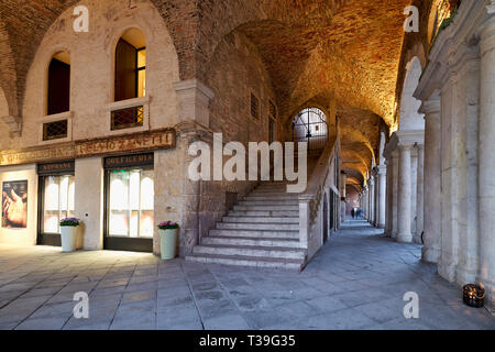 Medeval arcade in Piazza dei Signori. Vicenza, Veneto, Italia Foto Stock