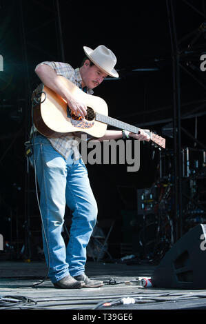 Jon Bertrand di Louisian-banda base, la foglia di Pino Boys effettuando al Womad Festival, Charlton Park, Regno Unito Foto Stock
