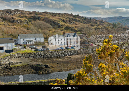 LOCHINVER SUTHERLAND SCOZIA MAIN STREET parecchie case con il fiume INVER che fluisce in Loch INVER E GIALLO GORSE FIORI Foto Stock