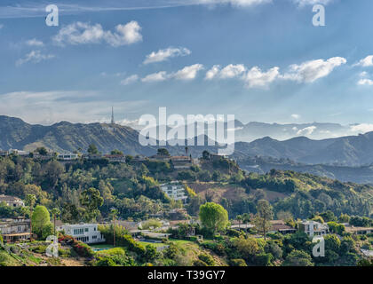 Los Angeles, CA, Stati Uniti d'America, 5 Aprile 2019: una vista del segno di Hollywood come visto da Runyon Canyon, Los Angeles, CA. Foto Stock