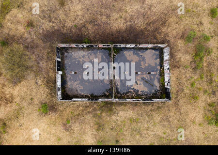 Drone vista dall'alto in basso del vecchio edificio abbandonato. Drone fotografia. Foto Stock