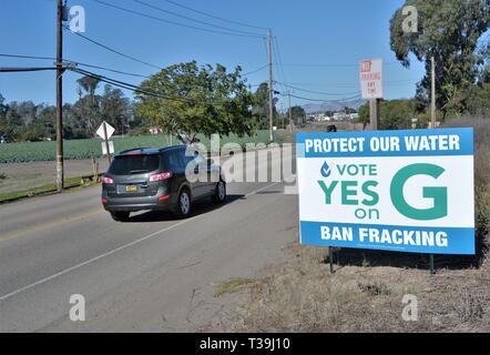 Segno politico contro il fracking nei campi petroliferi della California così come proteggere la tavola di acqua che è il acqua potabile per la gente del posto Foto Stock