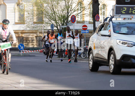 Berlin, Berlin / Germania, Aprile 7, 2019. Mezza Maratona di Berlino. William Wanjiku, il più tardi il vincitore e gli altri membri del gruppo superiore. Foto Stock