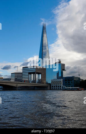 La Shard visto da Paolo a piedi, a nord del fiume Tamigi Londra Inghilterra, Regno Unito. Foto Stock