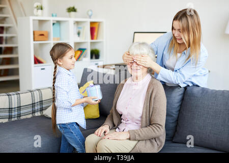 Sorpresa per il compleanno di nonne Foto Stock