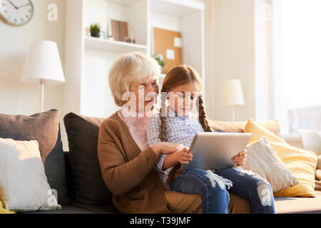 Nonna con tavoletta digitale Foto Stock