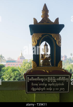 Vista dalla Chauk Htat Gyi Pagoda in lontananza le Ngar Htatt Gyee Pagoda Yangon,Myanmar (Birmania) Foto Stock