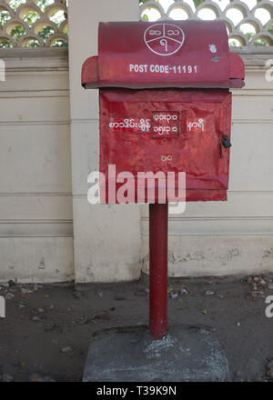 Rosso nella casella di posta di Yangon, Myanmar (Birmania) Foto Stock