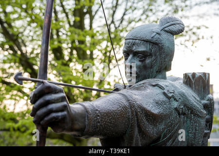 Appena riparato Robin Hood statua, dal castello nel centro citta' di Nottingham, Nottinghamshire REGNO UNITO Inghilterra Foto Stock