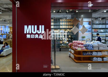 Hong Kong, Cina, 7 APR 2019: Il negozio giapponese MUJI in Hong Kong. MUJI è una società di vendita al dettaglio che vende una vasta varietà di uso domestico Foto Stock