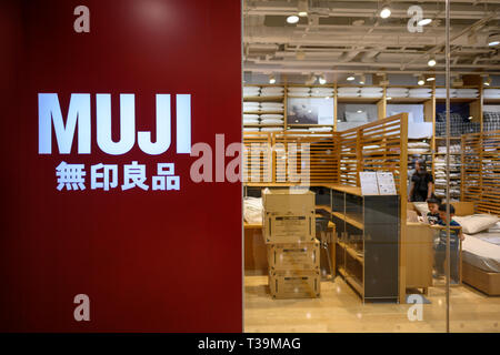 Hong Kong, Cina, 7 APR 2019: Il negozio giapponese MUJI in Hong Kong. MUJI è una società di vendita al dettaglio che vende una vasta varietà di uso domestico Foto Stock