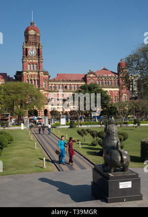 Maha Bandoola Garden e il mattone in stile Queen Anne edificio, l Alta Corte, costruita a partire dal 1905-1911, Yangon, Myanmar (Birmania) Foto Stock