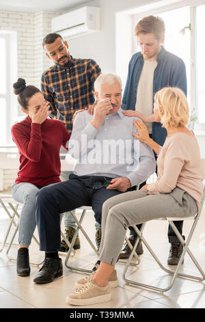 Condividere il dolore Foto Stock