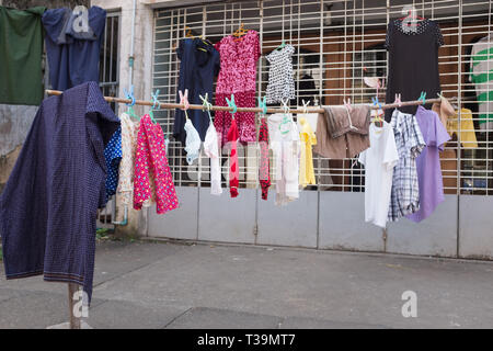 Indumenti sulla linea di lavaggio a Yangon, Myanmar (Birmania) Foto Stock