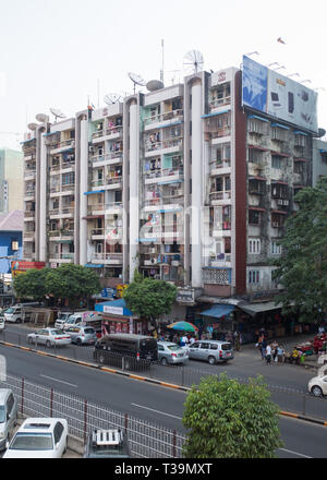 Appartamento edificio di fronte Bogyoke Aung San Market,Yangon, Myanmar (Birmania) Foto Stock