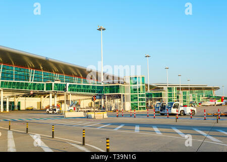 Gli aerei e le automobili di servizio da airport edificio con facciata in vetro in sera sunshine, Porto, Portogallo Foto Stock