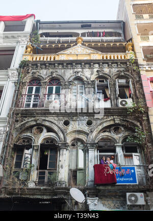 Facciata di un vecchio edificio del patrimonio in Sule Pagoda Road a Yangon, Myanmar (Birmania) Foto Stock