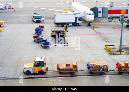 Aerei, passerella, carrello, pacchi carrier, carrelli per bagagli in aeroporto, Vista aerea Foto Stock