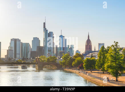 Città moderna skyline di Francoforte sul Meno, Germania Foto Stock