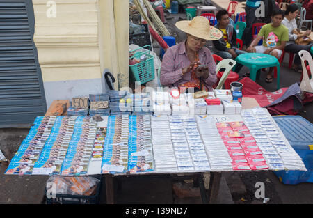 Venditore ambulante indossando Thanaka incollare in Yangon (Rangoon),Myanmar (Birmania). Foto Stock