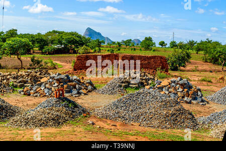 Rotture di pietra e mattoni forno in villaggio in Malawi Foto Stock