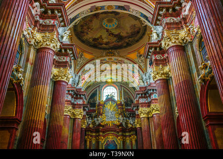 POZNAN, POL - Nov 27, 2018: interni di Fara, St. Mary's Basilica di Poznan, Polonia Foto Stock