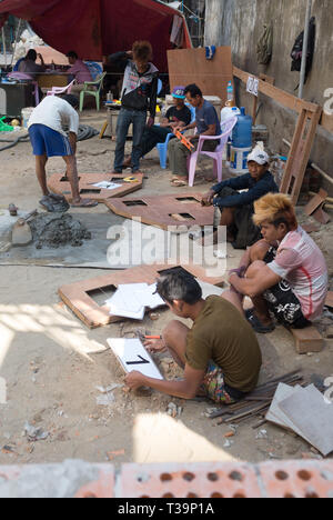 Lavoratori su un sito di costruzione a Yangon (Rangoon) , il Myanmar (Birmania) Foto Stock