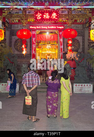 La celebrazione del Capodanno cinese a Hock Kheng Keong tempio, tempio Hokkien nella Chinatown di Yangon (Rangoon) , il Myanmar (Birmania) Foto Stock