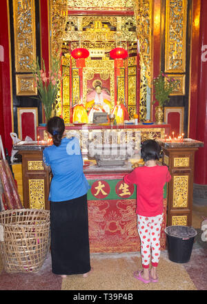 La celebrazione del Capodanno cinese a Hock Kheng Keong tempio, tempio Hokkien nella Chinatown di Yangon (Rangoon) , il Myanmar (Birmania) Foto Stock